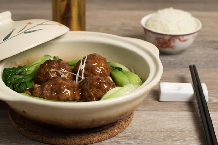 Boulettes braisées et légumes, accompagnés de riz, au restaurant Jinjiang.