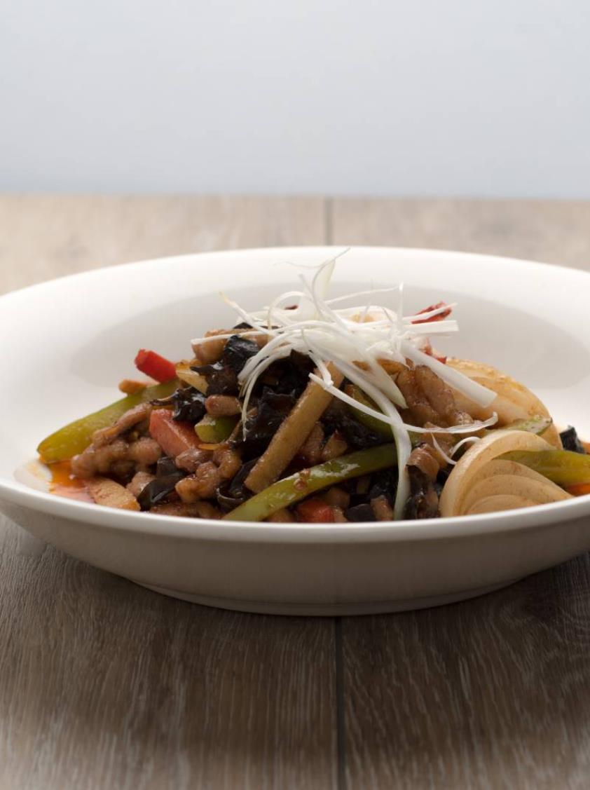 Plat sauté au wok avec légumes et pousses de soja chez Jinjiang.